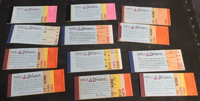Lote de 12 boletos vintage de libros de boletos de Disneyland A B C D E no completos Foto 1 de 4