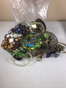 Gioielli sfusi bracciali assortiti 3 libbre vari colori, stili, materiali donna - Foto 1 di 10
