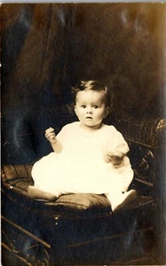 Vintage RPPC Foto Postkarte süßestes Baby im Korbstuhl Anfang 1900 - Bild 1 von 3