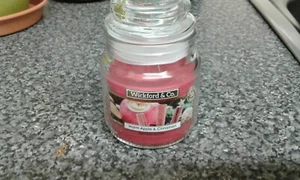 Nagelneue Wickford&Co 70g Kerze, warmer Apfel&Zimt Duft  - Bild 1 von 6