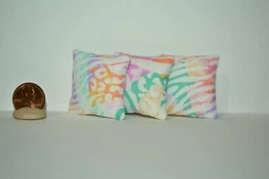 Cojines de almohadas miniatura para casa de muñecas escala 1:12 3 almohadas hechas a mano estampado pastel - Imagen 1 de 4