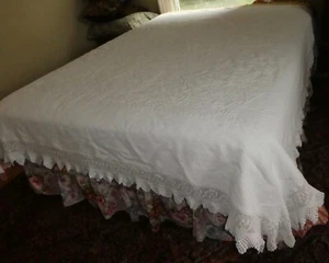 Vintage Coverlet White Matelasse Crocheted Ruffled Lace Edge Double/Queen TBR - Picture 1 of 9