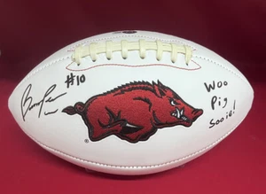 PARACHOQUES PISCINA FIRMADO ARKANSAS RAZORBACKS FÚTBOL BAS BECKETT WOO CERDO SOJA - Imagen 1 de 5