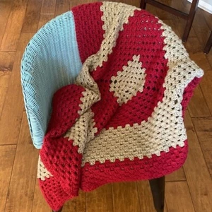 Schöne handgefertigte Häkeldecke. Cranberry und Khaki. 40”x40” - Bild 1 von 3