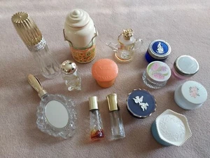 Lote de 14 botellas de vidrio vacías de perfume y loción AVON - Imagen 1 de 10