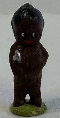 Muñeca Kewpie negra sosteniendo estatuilla de yeso martillo por Luther Gillett 2" Favor Foto 1 de 4