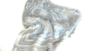 Bufanda 100 % seda 32" x 31" dobladillo enrollable floral beige/gris/blanco NTegs BTD - Imagen 1 de 5