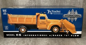 1/16 DCP International K-5 W/Baker V Plow State Hiway Dept DieCast Truck - Picture 1 of 7