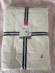 Joules Botanical Bee Clipped Duvet Cover In Chalk - Super King Size - Picture 1 of 4