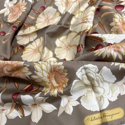 Bufanda de seda Salvatore Ferragamo 33 pulgadas beige floral motivo botánico hecha en Italia Foto 1 de 4