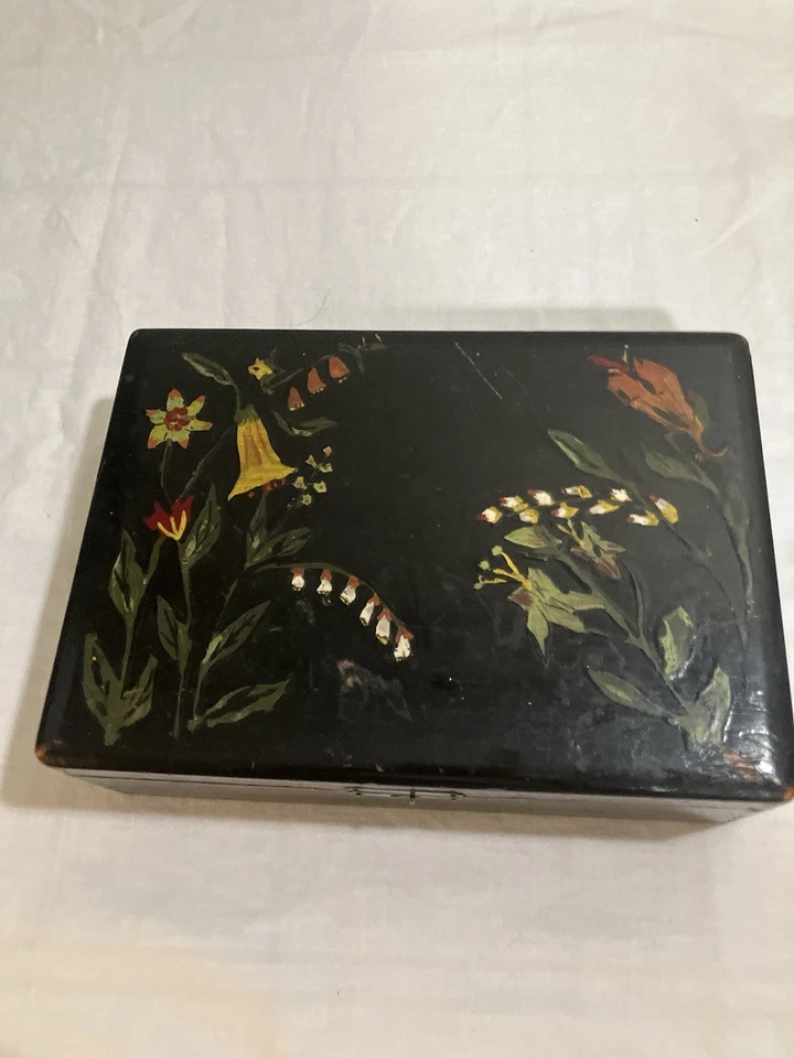 Антикварная деревянная коробка с ласточкиним хвостом с ручной росписью черная с выдвижным замком - Изображение 1 из 4