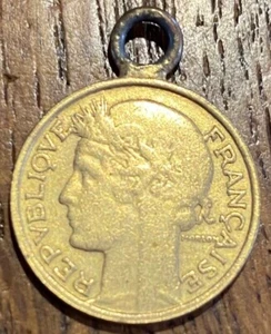 PIECE DE 50 CENTIMES MORLON BRONZE ALU MONTEE EN PENDENTIF (1163) - Picture 1 of 2