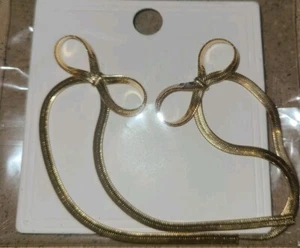 Pendientes colgantes con lazo de color dorado - Imagen 1 de 2