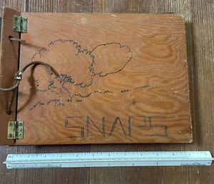 VINTAGE handgefertigtes Fotoalbum aus Holz - KNÖPFE Metallscharniere - beschädigte Lederkordel - Bild 1 von 8