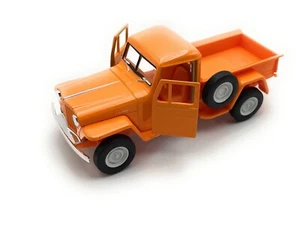 Modellino auto Jeep Willys pick up 1:34-39 arancione veicolo in miniatura - Foto 1 di 4