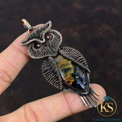 Colgante artesanal de compromiso de búho envuelto en alambre hecho a mano con piedras preciosas de pietersita de cobre Foto 1 de 4