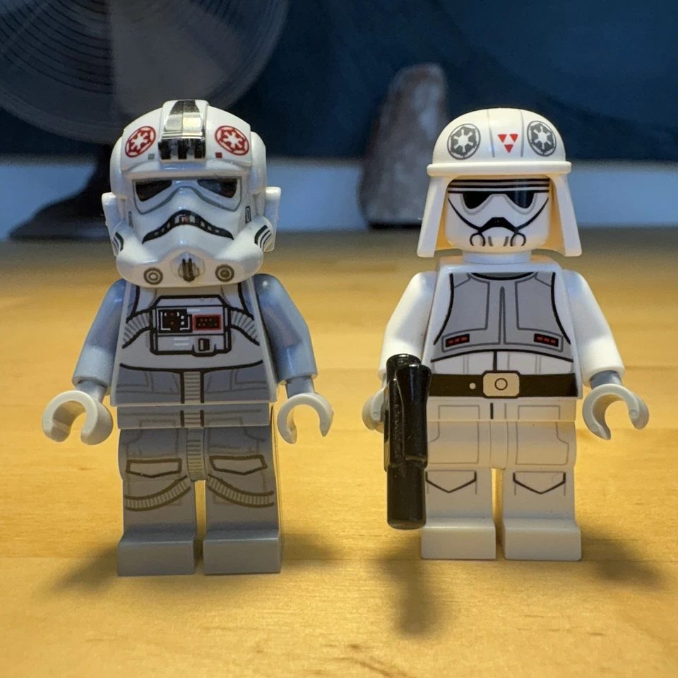 LEGO Star Wars AT-DP Pilot (white uniform) + AT-AT Driver - Imperial Minifigures - Image 1 of 4