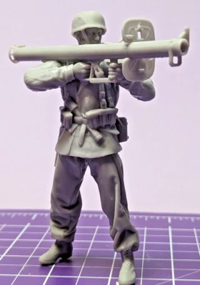 Deutscher Fallschirmjäger mit Panzerschreck (Raketenpanzerbüchse) Scale 1:16 WW2 - Bild 1 von 4