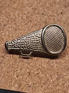 HIGH SCHOOL CHEERLEADER LETTERMAN MAGAPHON AUSZEICHNUNG PIN - Bild 1 von 3