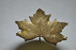 Cenicero de baratija de hoja de arce de latón vintage soporte para platos bandeja decoración India - Imagen 1 de 6