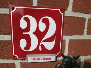 Hausnummer Emaille Nr 32 weiße Zahl roter Hintergrund 18 cm x 18 cm Baujahr 2021 - Picture 1 of 12