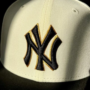 New Era New York Yankees 2 Tone Black Cream 5950 Hat Size 7 1/4 Gold Trim Logo - Picture 1 of 9