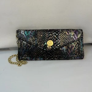 Cartera pulsera Bandolino imitación gamuza iridiscente con cadena tono dorado - Imagen 1 de 11