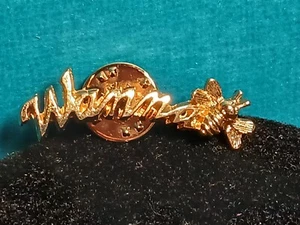 Pinback vintage Wannabe Bumble Bee tono dorado metal insecto ballou reg'd - Imagen 1 de 16
