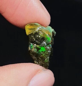 8,60 ct natürlicher äthiopischer Multi Feueropal Öl grob AAA-Qualität loser Edelstein - Bild 1 von 4