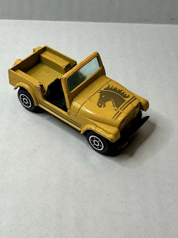 Jeep CJ-7 Yatming #1608 (sin tapa) amarillo con cabeza de caballo en capó escala CJ7 1/64 Foto 1 de 4