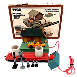 Vintage TYCO H.O. SCALE FREIGHT UNLOADING DEPOT--TRACTOR- Tested and Works. - Picture 1 of 11