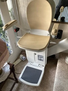 Acorn Curved 180 used Stairlift (2022) - Picture 1 of 9