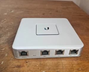 White And Silver Ubiquiti Networks Unifi Security Gateway USG No Power Supply - Afbeelding 1 van 24