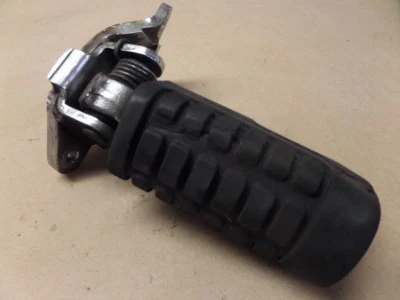 Yamaha V Star 650 XVS650 2006 estriba trasera izquierda y montaje Foto 1 de 4