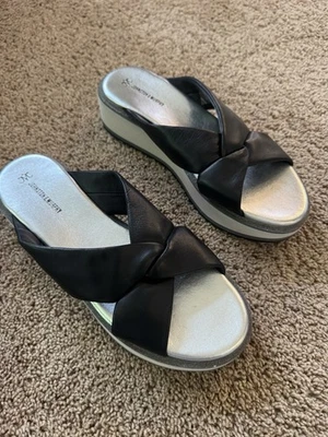 Sandalias deslizables Johnston & Murphy para mujer talla 8,5 Grace banda cruzada pizarra negras/grises Foto 1 de 4