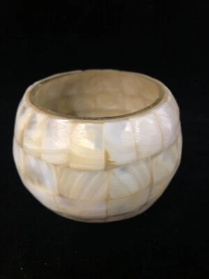 Mother of Pearl 马赛克吹制玻璃有源烛台圆形象牙霜 5 英寸直径 — 第 1/4 张图片