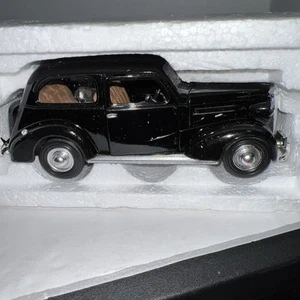National Motor Museum 1937 Chevy Master Deluxe Town Sedan 1:32 Diecast Car - Bild 1 von 9