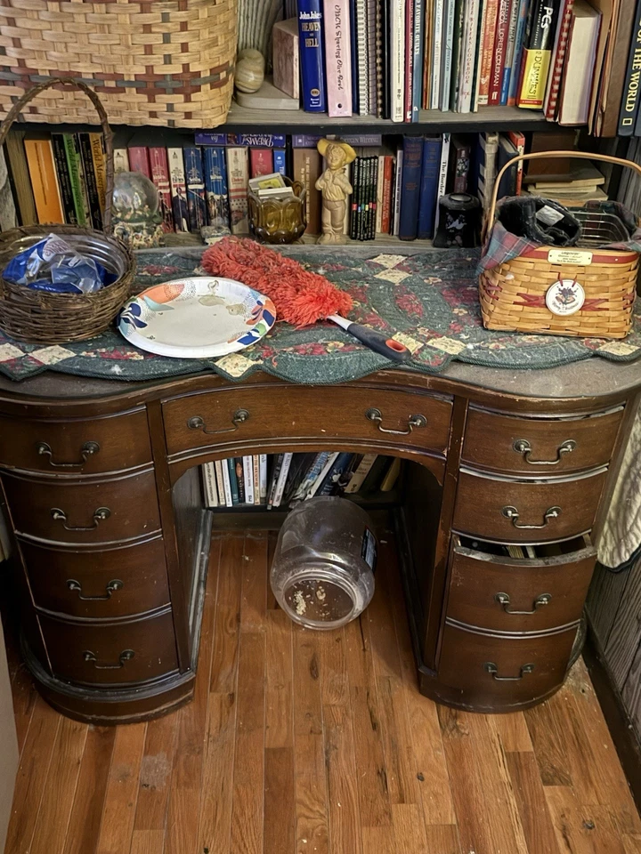 Escritorio antiguo con forma de riñón de caoba Foto 1 de 1