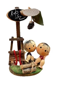 Bambole vintage Omiyage Kokeshi con teste di mela souvenir Ringo Kokeshi legno kitsch - Foto 1 di 9