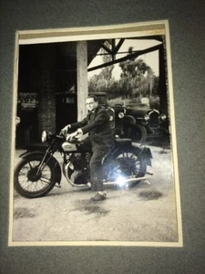 MOTO. PHOTO D'UN HOMME SUR UNE MOTO, Vers 1930. - Picture 1 of 1