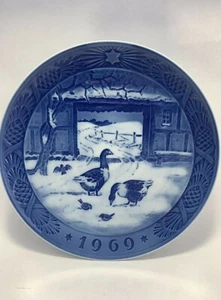 Royal Copenhagen 1969 Blue Decor Plate "In The Old Farmyard" Kai Lange Denmark. - Picture 1 of 8