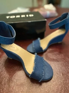 Originalverpackt - TORRID - Denim Keilsandaletten Damen 8 WEIT - einmal getragen - Bild 1 von 7