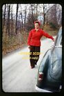 Femme en manteau rouge avec voiture début années 1950, Kodachrome Slide i5a