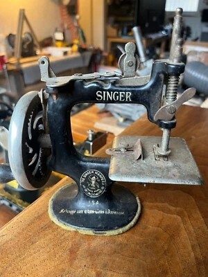 Machine à coudre singer ancienne Jouet pour enfant Année 1930 - Photo 1/4