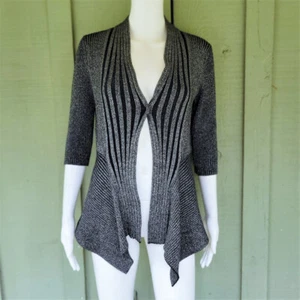 Maglione cardigan PM Petite Medium nuovo con etichette INVESTIMENTI nero seta aperto davanti - Foto 1 di 4