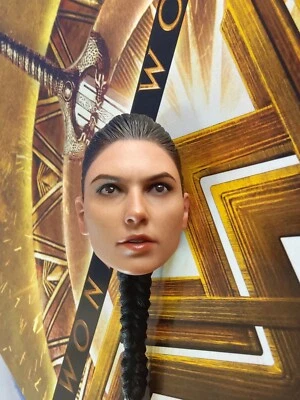 Boneco de ação Hot Toys MMS424 Mulher Maravilha 1/6 Gal Gadot cabeça esculpida apenas - Imagem 1 de 4