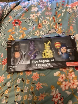 Mini bonecos Funko Five Nights at Freddy's novos, caixa com fita leia abaixo - Imagem 1 de 4
