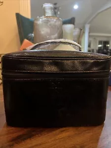 CUSTODIA BAULE COSMETICA VICTORIAS SECRET TRAVEL NERA METALLIZZATA CON CUSTODIA BONUS NUOVA CON ETICHETTE - Foto 1 di 10