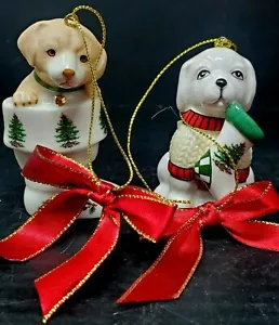 ZWEI niedliche Spode Weihnachten Welpe Hunde hängende Ornamente mit roten Bändern - Bild 1 von 11