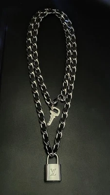 Auténtico collar largo cubano Louis Vuitton plateado candado llave #448 y cuero Foto 1 de 4